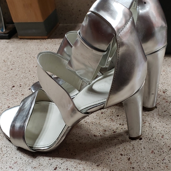 Calvin Klein SILVER SANDALS SZ 8.5 - Picture 4 of 11